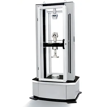 What are the performance characteristics of the universal material testing machine?
